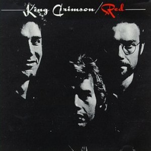 King Crimson RED,  Robert Fripp, John Wetton, Bill Bruford  sa ukazuje byť viac než len ďalším pochmúrnym menším mellotrónovým eposom, hoci na viac ako dvanástich minútach má potrebné trvanie
